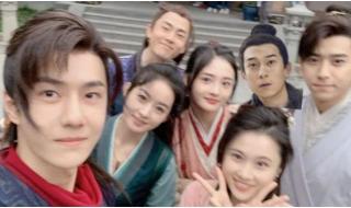 李易峰发了王一博拍的合照