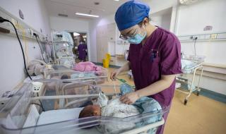 中国2022年出生人口956万人