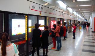 上海地铁将禁手机外放 上海地铁将禁手机外放